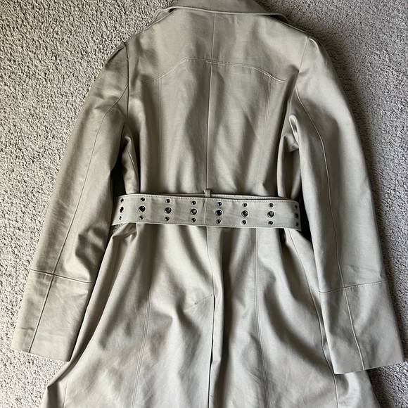 Size M women’s trench coat from Kenneth Cole - Picture 4 of 4